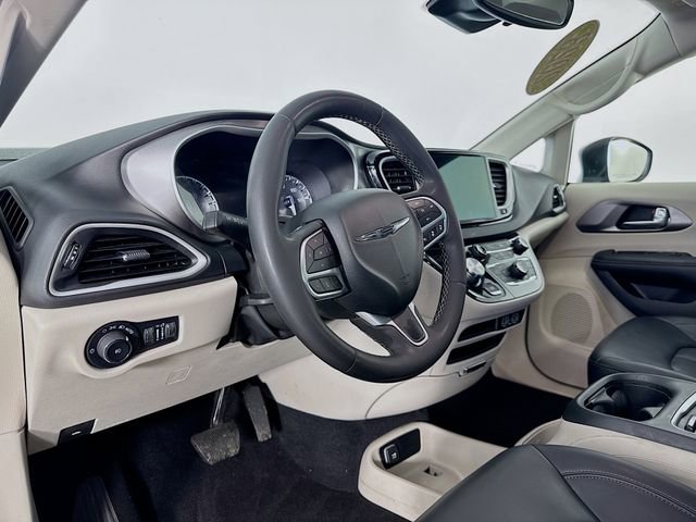 Used 2023 Chrysler Pacifica Touring-L image 9