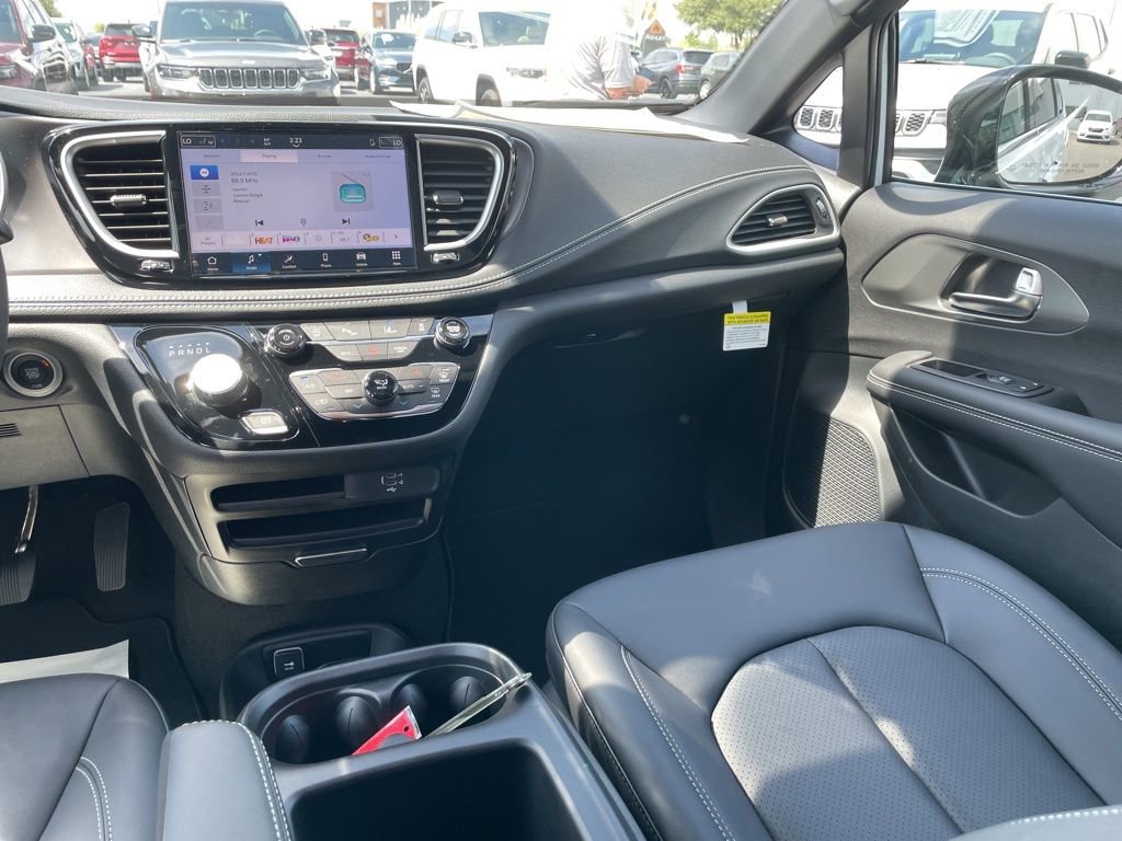 New 2026 Chrysler Pacifica Select image 21