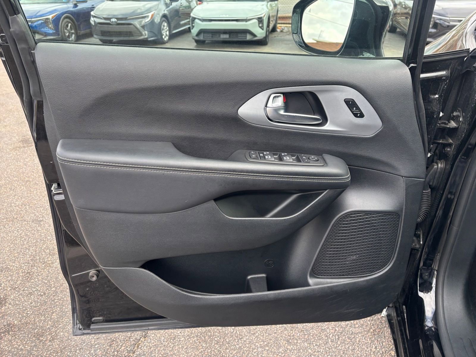 Used 2025 Chrysler Pacifica Limited image 18