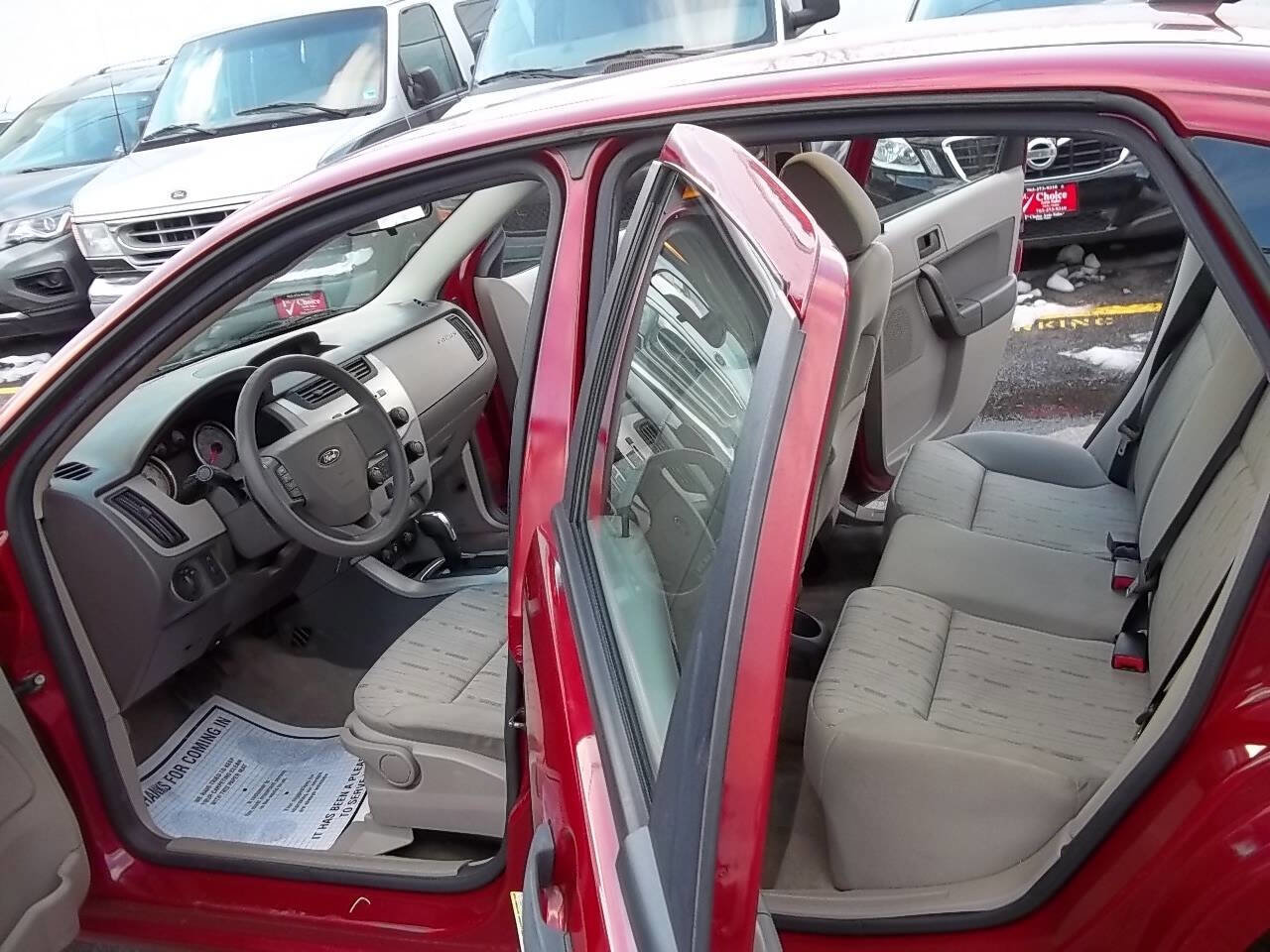 Used 2011 Ford Focus SE image 3