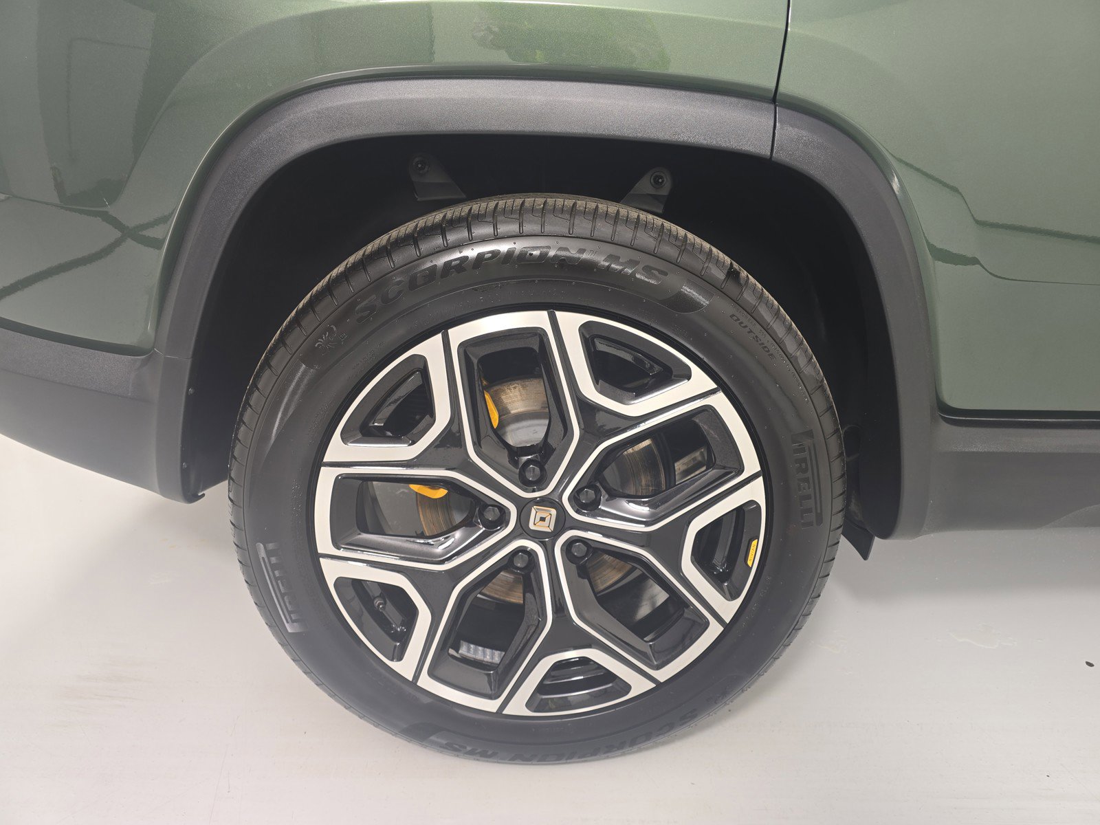 Used 2024 Rivian R1S Adventure AWD/4WD image 12
