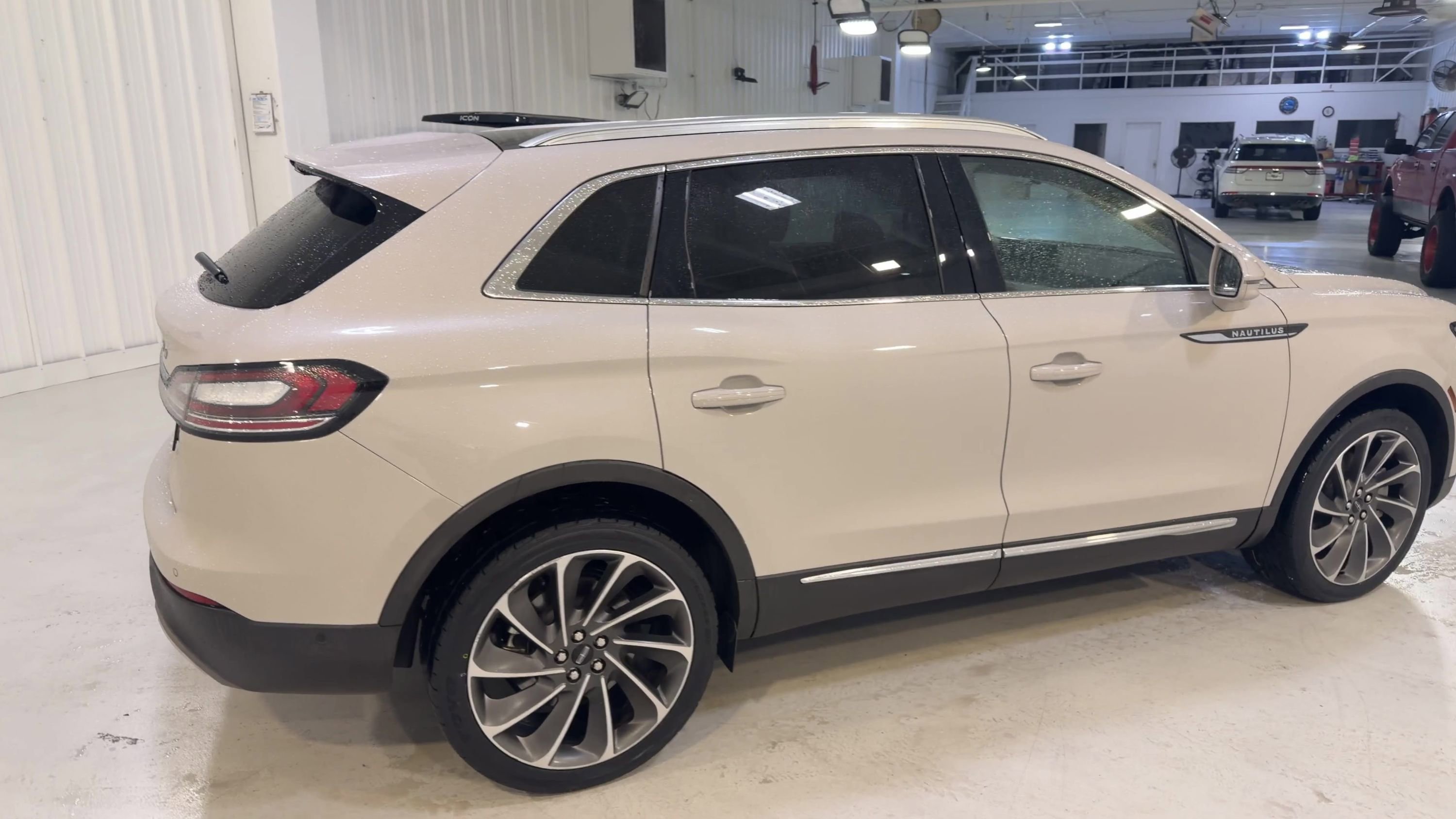 Used 2022 Lincoln Nautilus Reserve w/ Equipment Group 201A AWD/4WD image 9