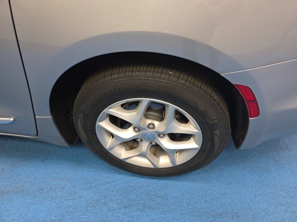 Used 2020 Chrysler Pacifica Limited FWD image 13