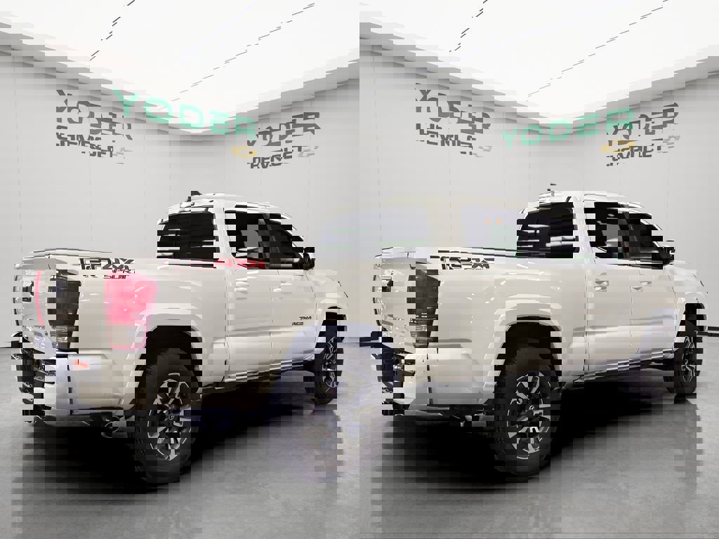 Used 2017 Toyota Tacoma TRD Sport w/ Tow Package image 5