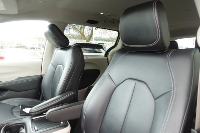 Used 2024 Chrysler Pacifica Touring-L image 22