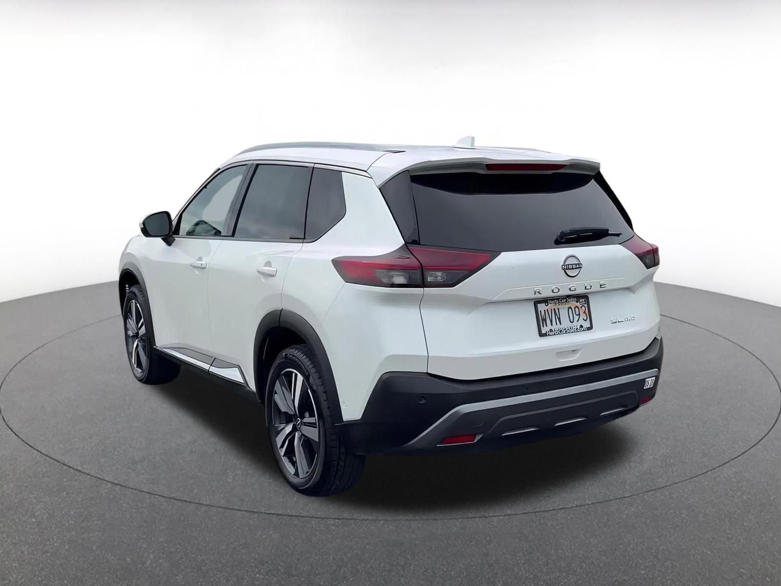 Used 2023 Nissan Rogue SL w/ SL Premium Package image 11