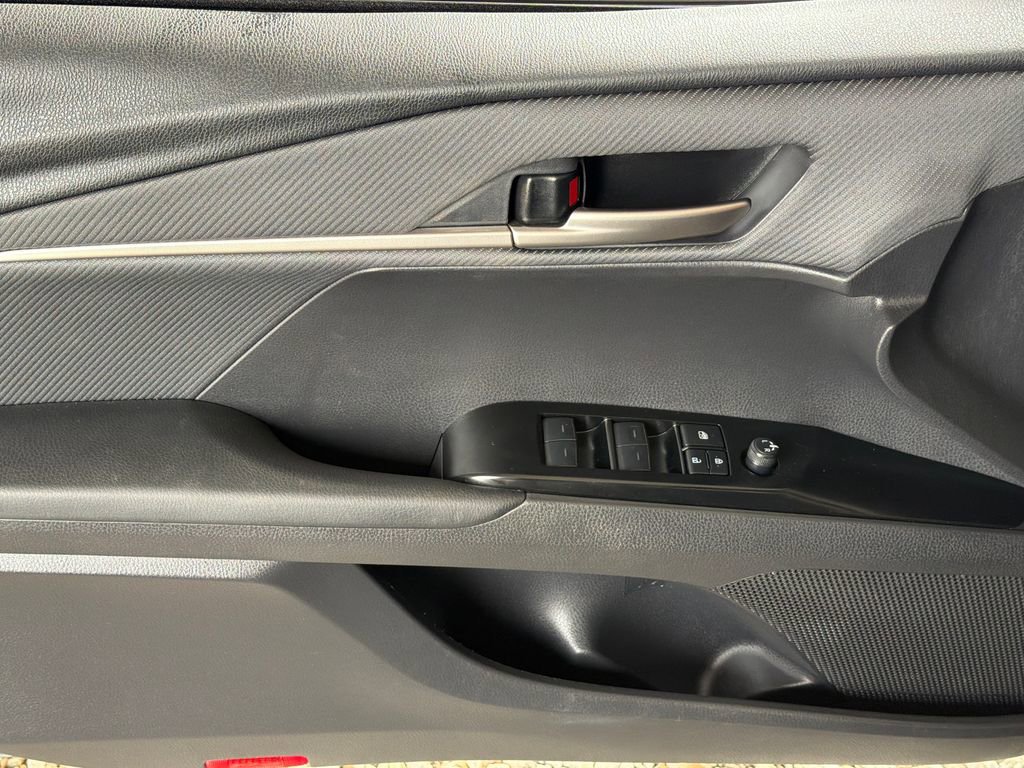 Used 2025 Toyota Camry SE FWD image 3