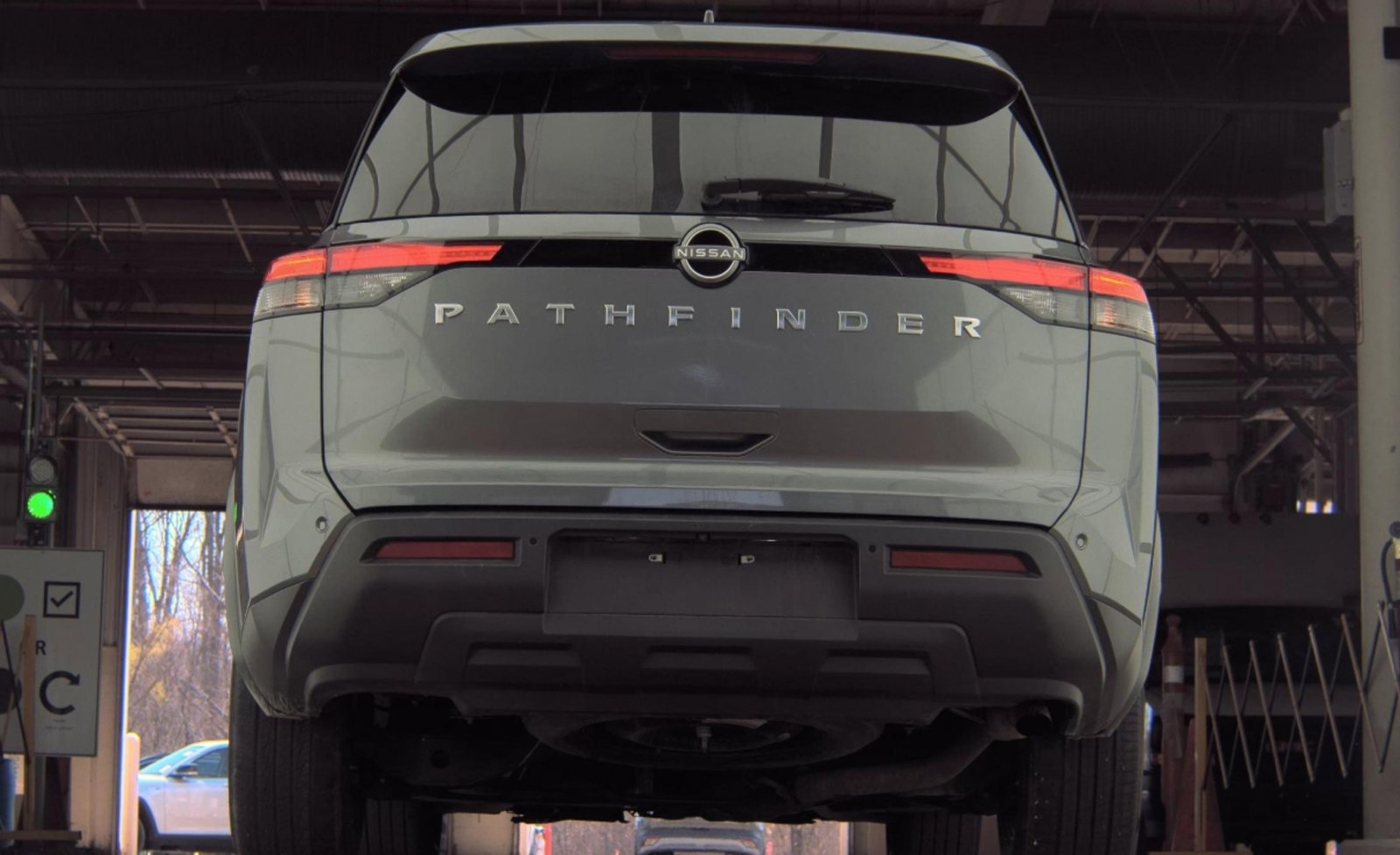 Used 2025 Nissan Pathfinder SV FWD image 8