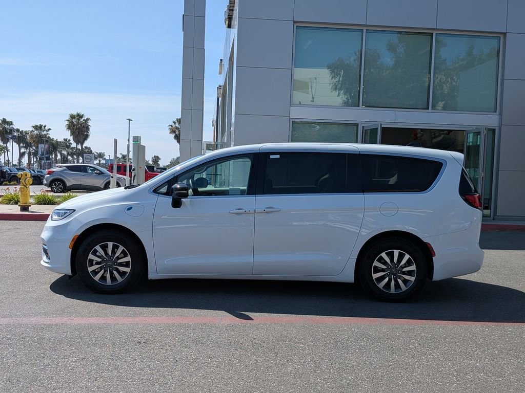 Used 2024 Chrysler Pacifica Select image 8