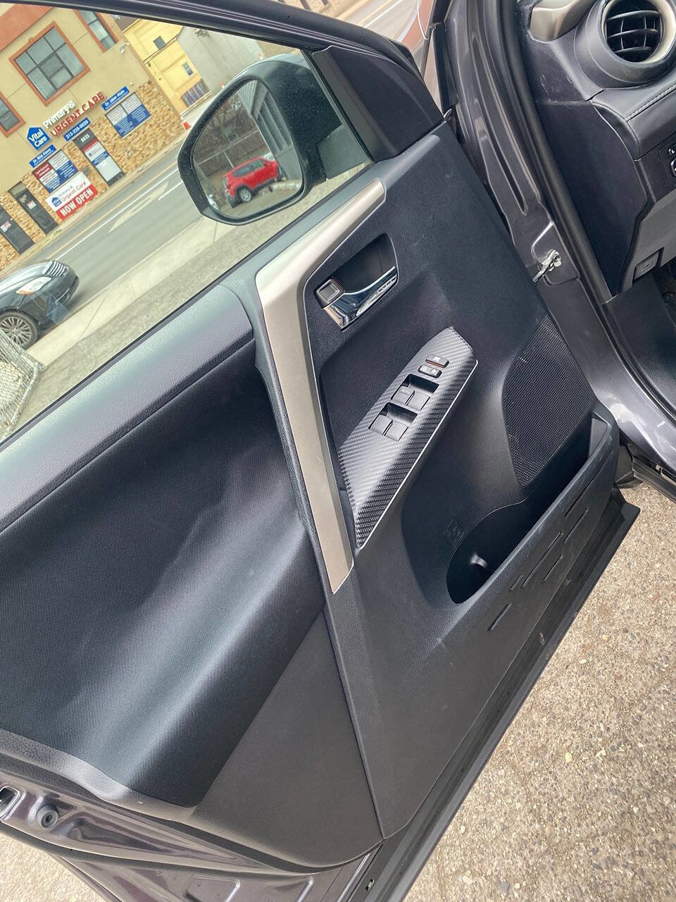 Used 2015 Toyota RAV4 XLE image 18