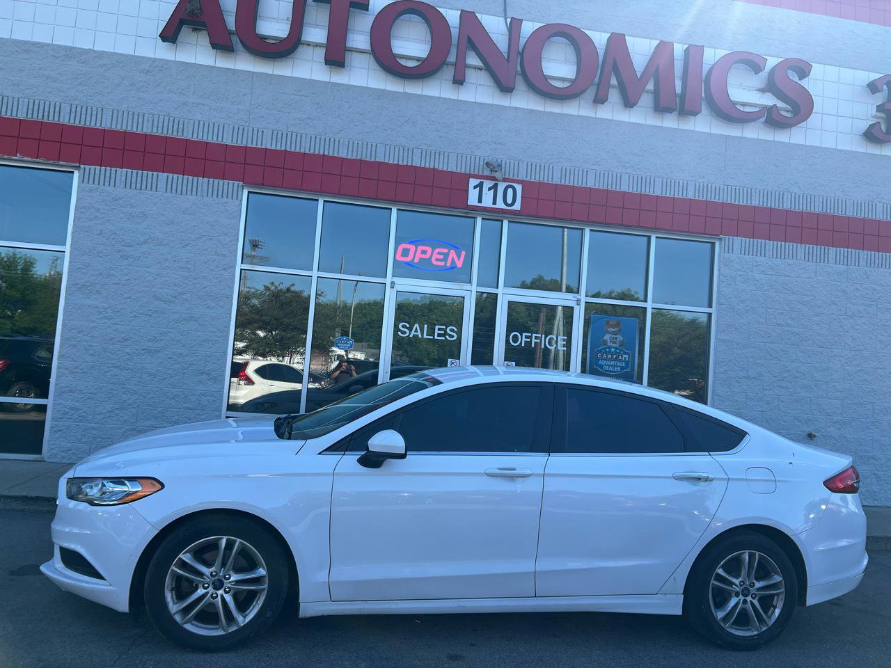 Used 2018 Ford Fusion SE FWD image 2