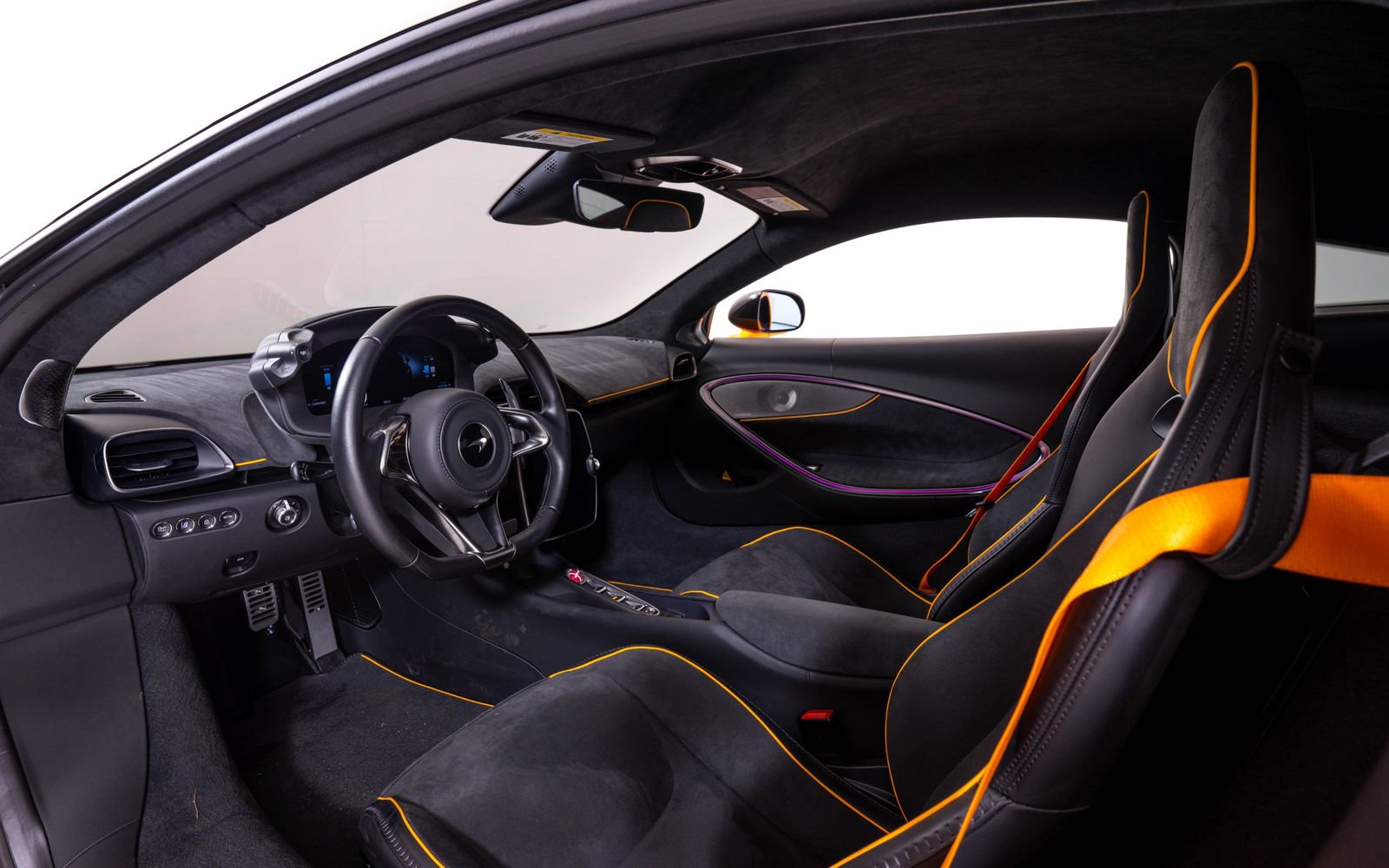 Used 2024 McLaren Artura RWD image 20