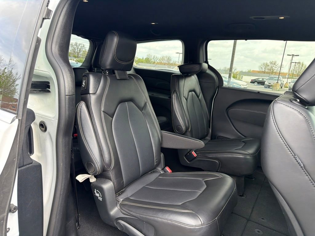 Used 2025 Chrysler Pacifica Select image 48