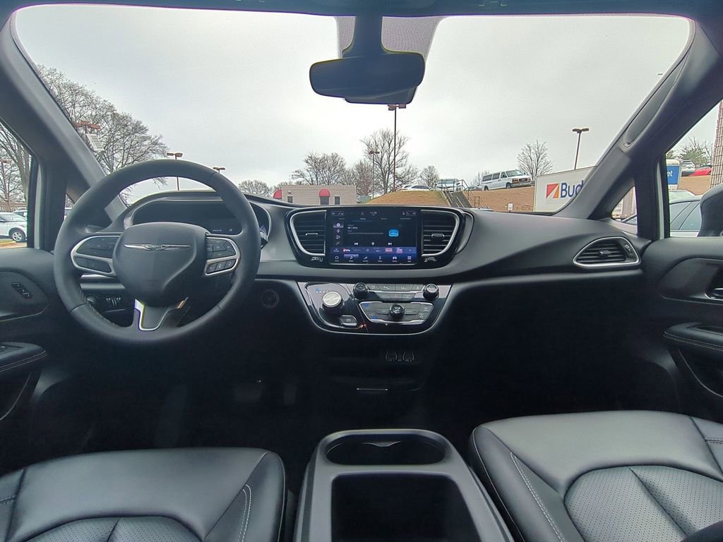Used 2025 Chrysler Pacifica Select image 25