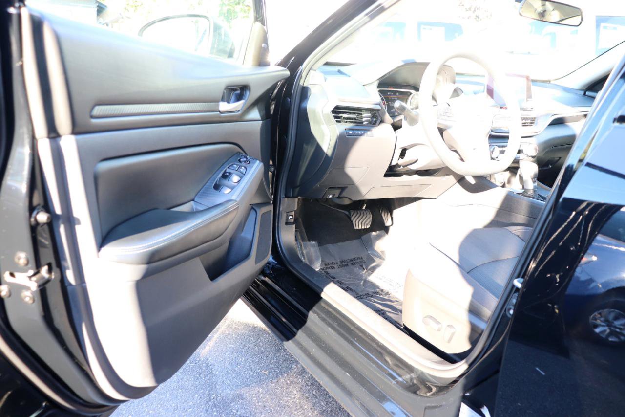 Used 2025 Nissan Altima 2.5 SV AWD/4WD image 10
