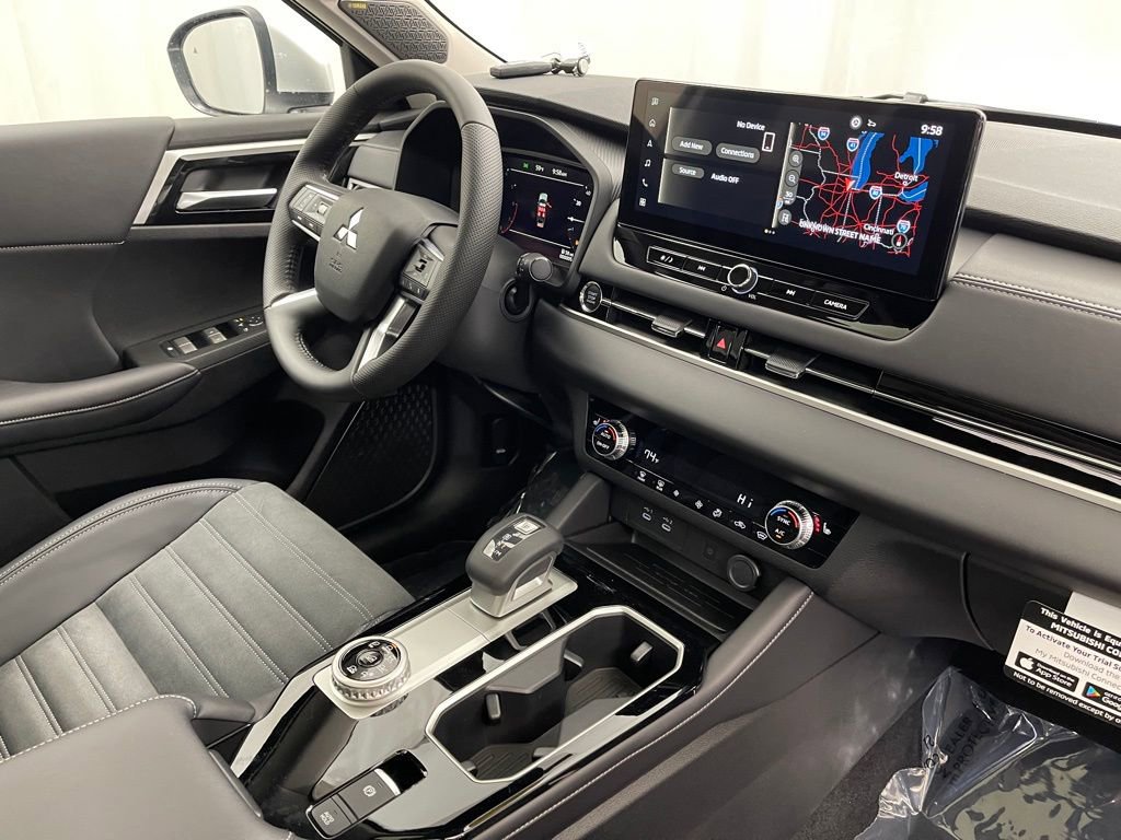 New 2025 Mitsubishi Outlander SE image 29