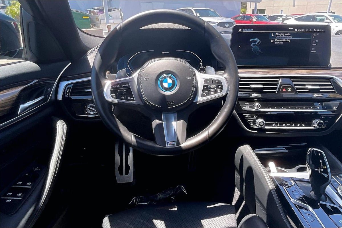 Used 2023 BMW 530e w/ M Sport Package RWD image 5