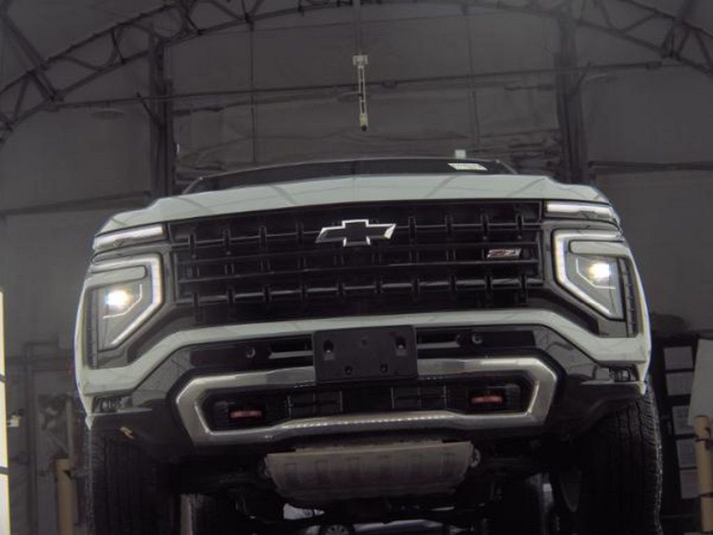 Used 2025 Chevrolet Suburban Z71 AWD/4WD image 3