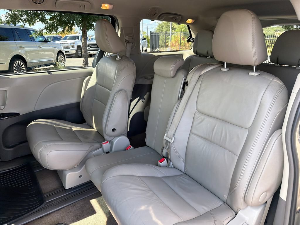 Used 2017 Toyota Sienna XLE w/ XLE Navigation Package FWD image 30