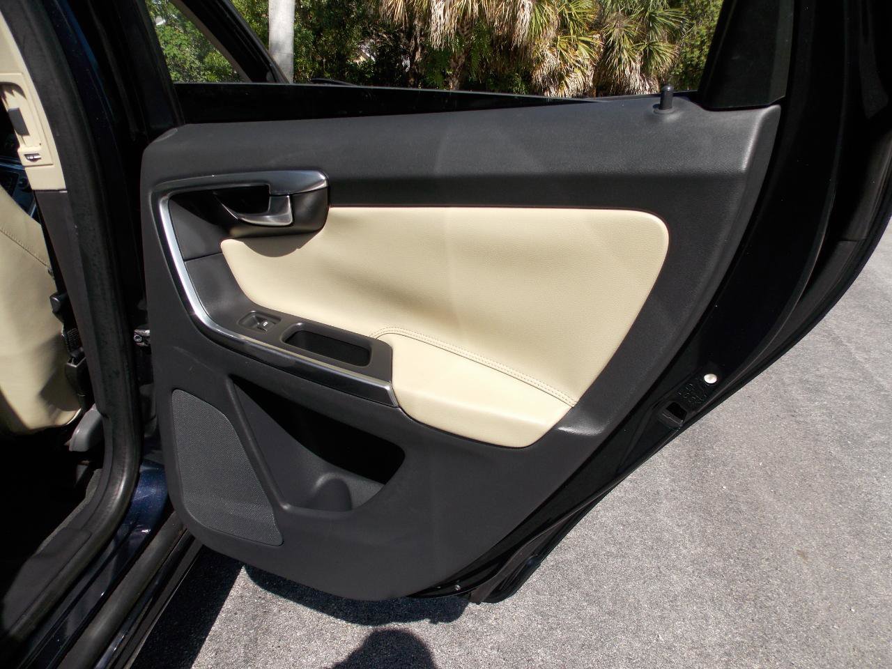 Used 2016 Volvo XC60 T5 Premier w/ Proximity Package FWD image 14