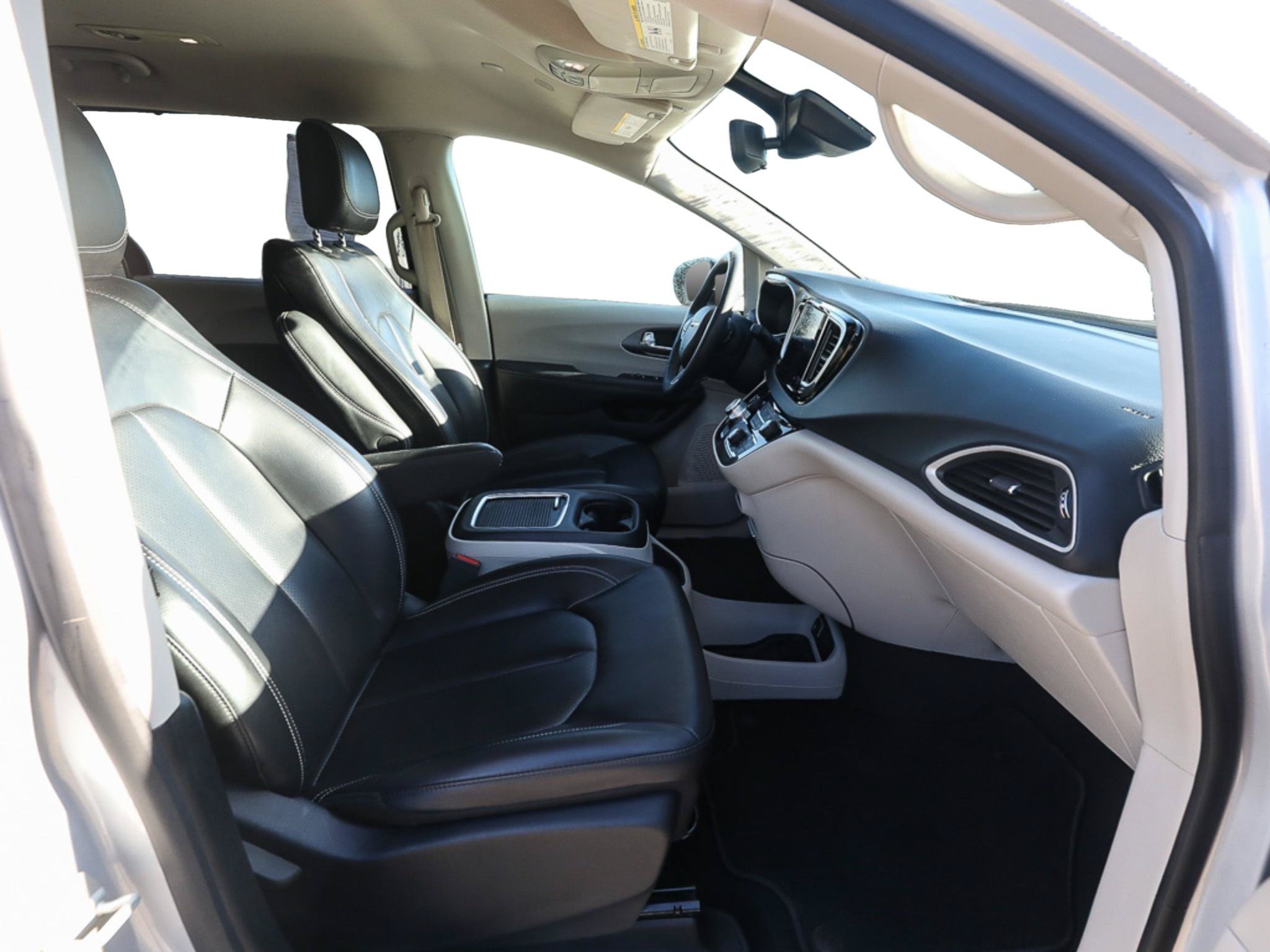 Used 2023 Chrysler Pacifica Touring-L FWD image 21