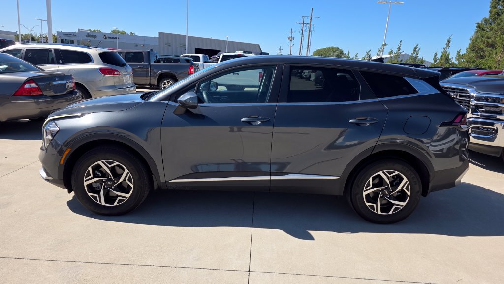 Used 2023 Kia Sportage LX AWD/4WD image 2