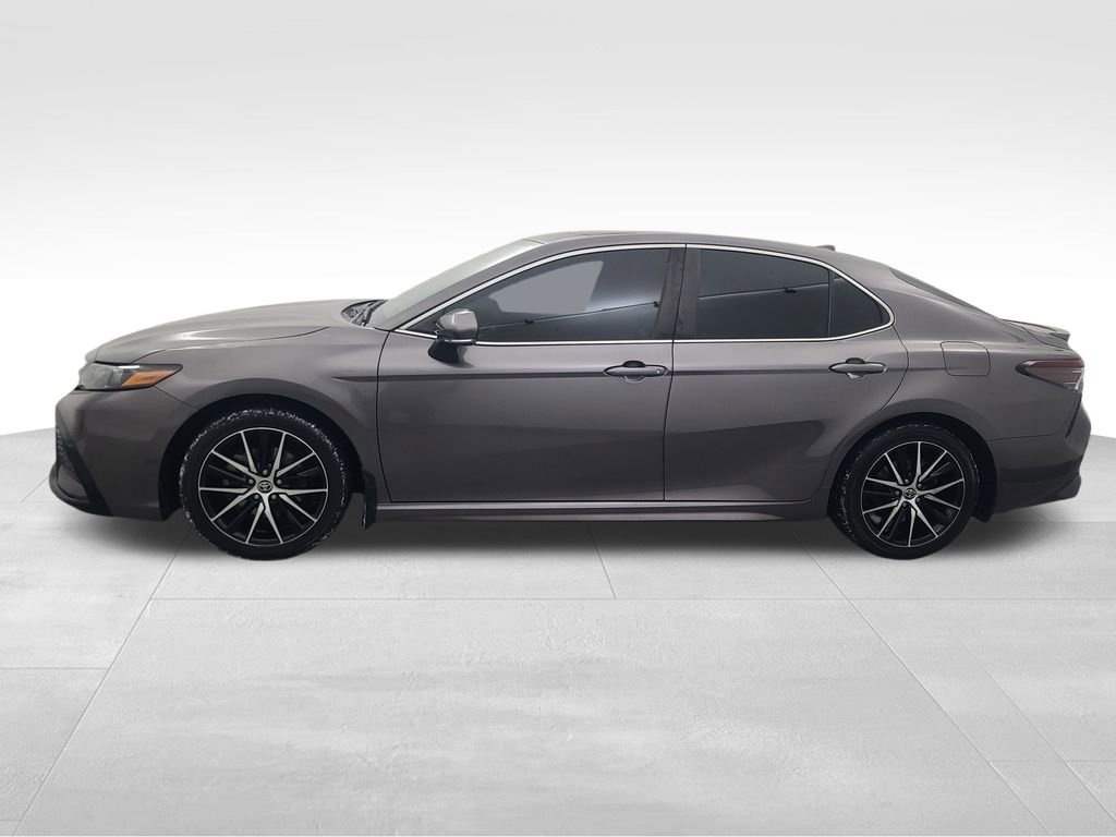 Used 2022 Toyota Camry SE w/ Cold Weather Package image 8