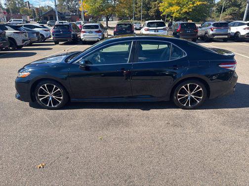 Used 2020 Toyota Camry SE FWD image 4
