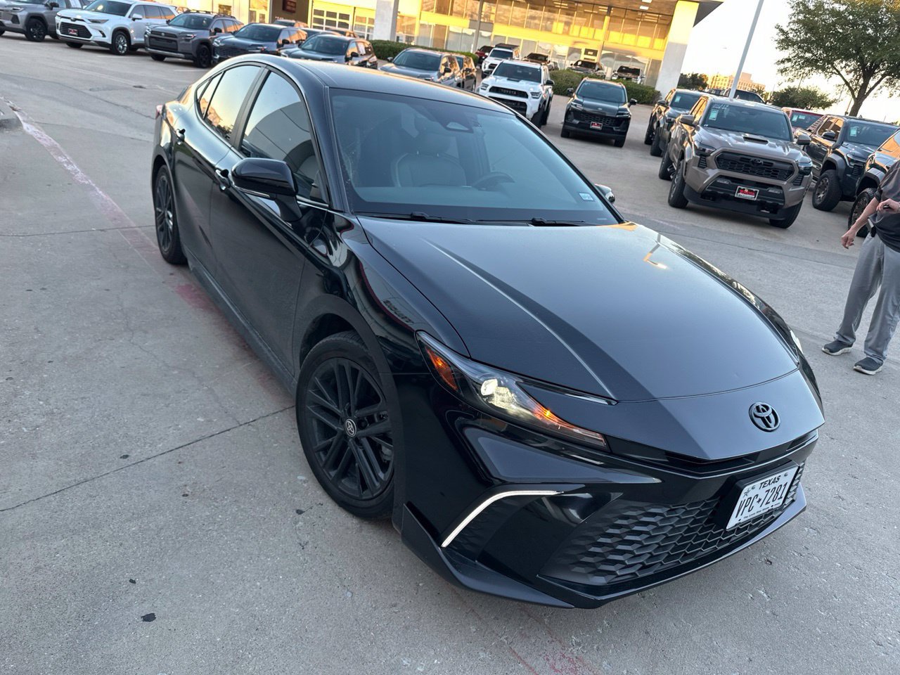 Used 2025 Toyota Camry SE w/ Convenience Package FWD image 1