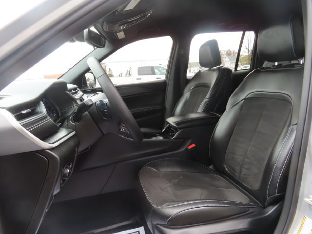 Used 2023 Jeep Grand Cherokee Altitude AWD/4WD image 18