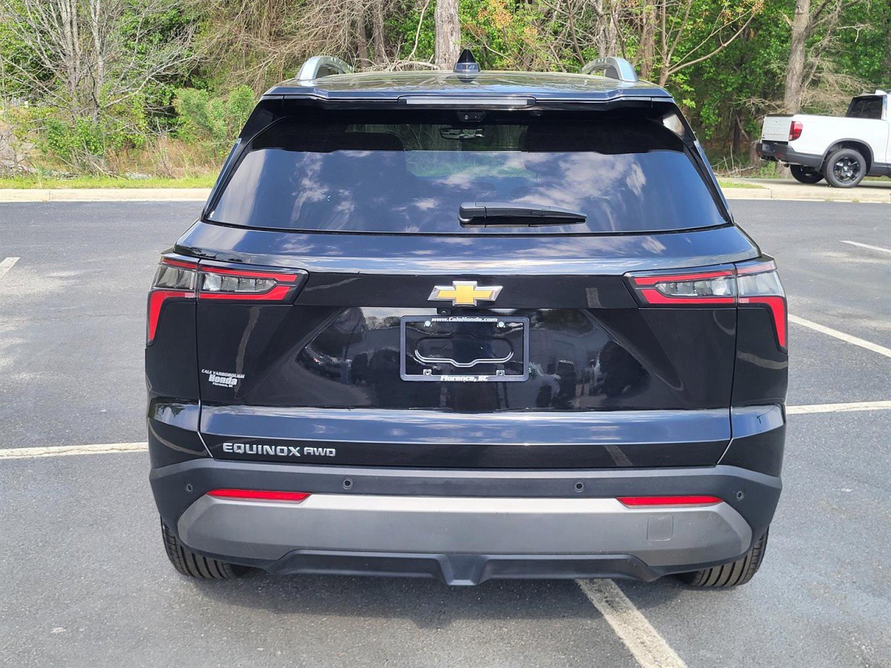 Used 2025 Chevrolet Equinox LT w/ Convenience Package II image 3