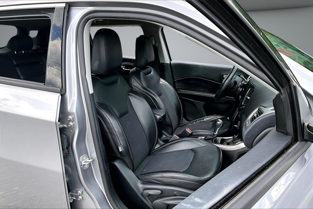 Used 2019 Jeep Compass Latitude w/ Cold Weather Group AWD/4WD image 29