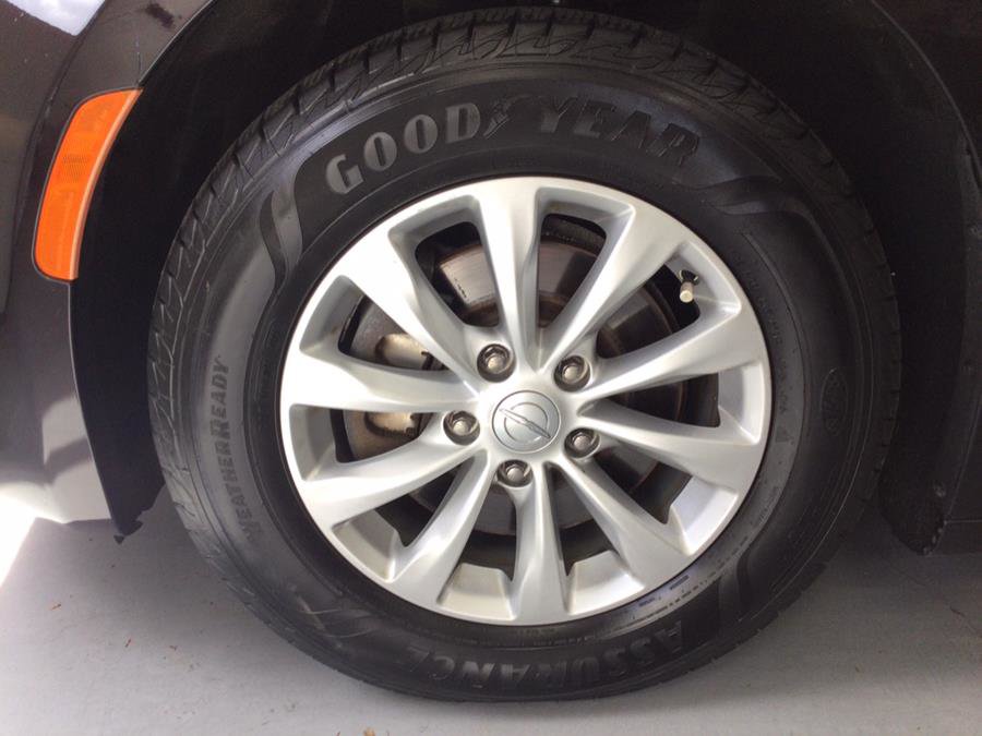 Used 2019 Chrysler Pacifica Touring-L image 29