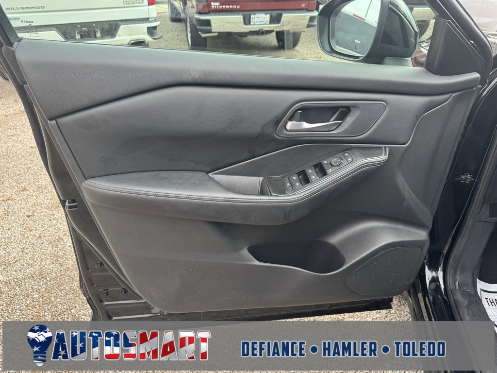 Used 2025 Nissan Rogue SV image 11