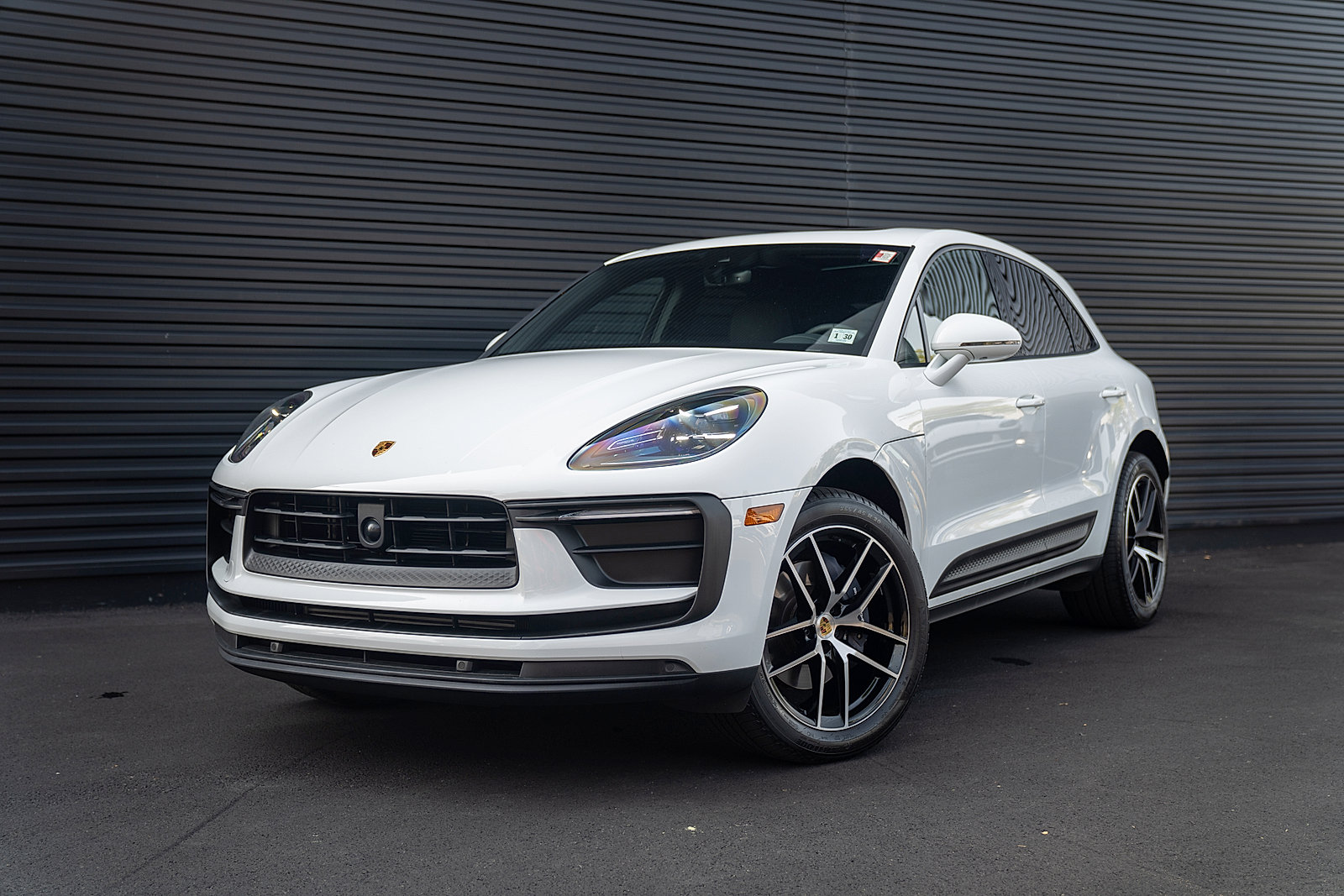 Certified 2025 Porsche Macan AWD/4WD image 1