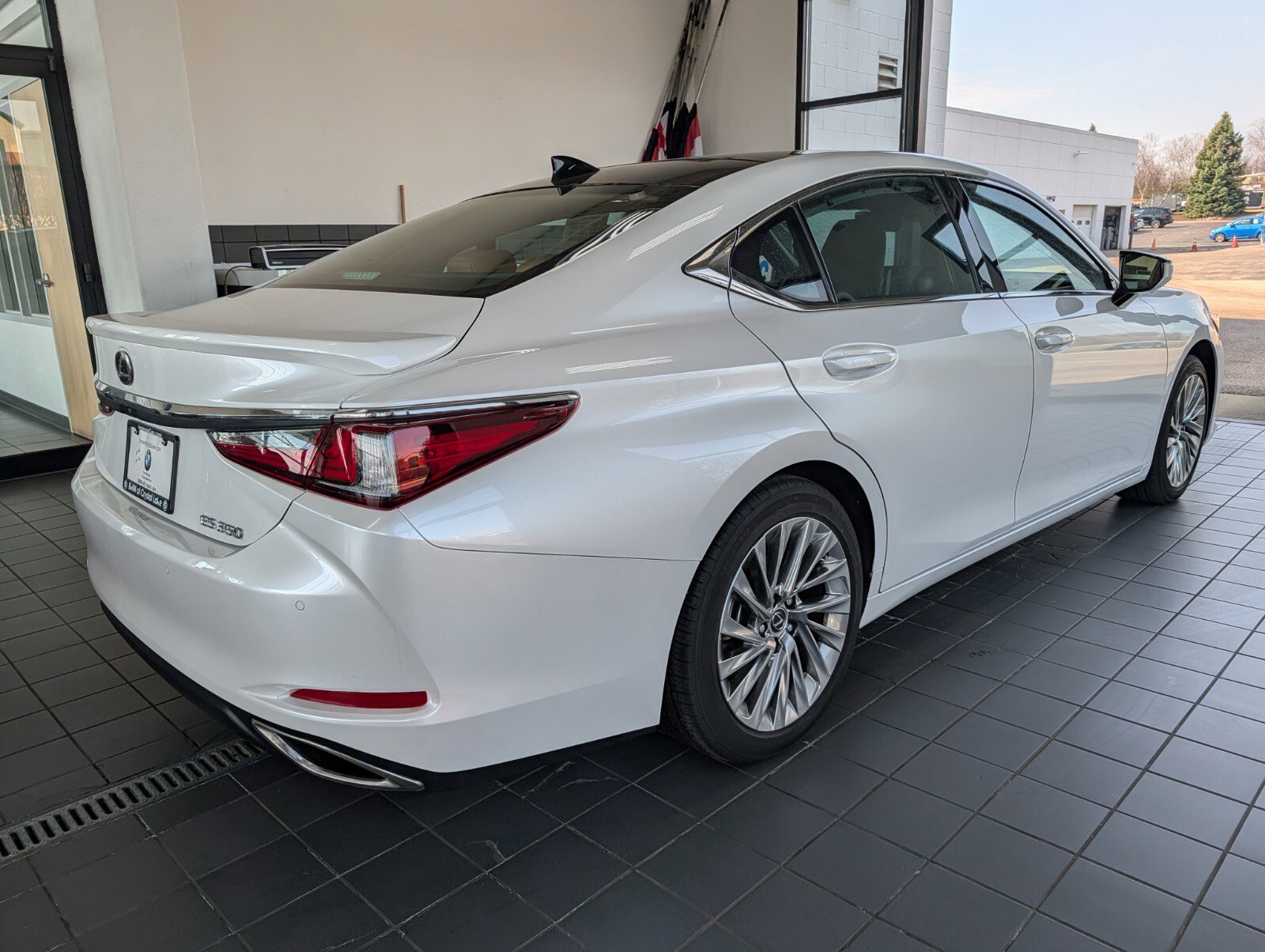 Used 2023 Lexus ES 350 Ultra Luxury w/ Accessory Package (Z2) image 2