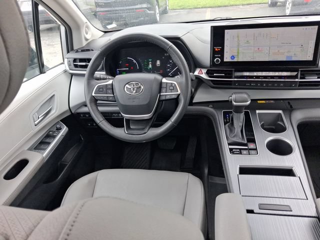 Used 2025 Toyota Sienna XLE w/ XLE Plus Package FWD image 9