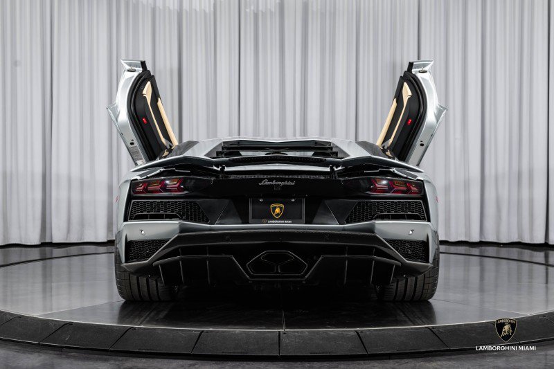 Used 2018 Lamborghini Aventador S image 32