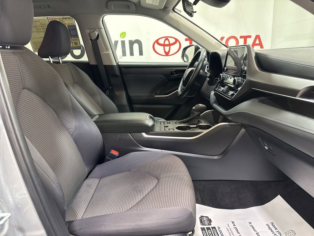 Used 2024 Toyota Highlander LE image 11