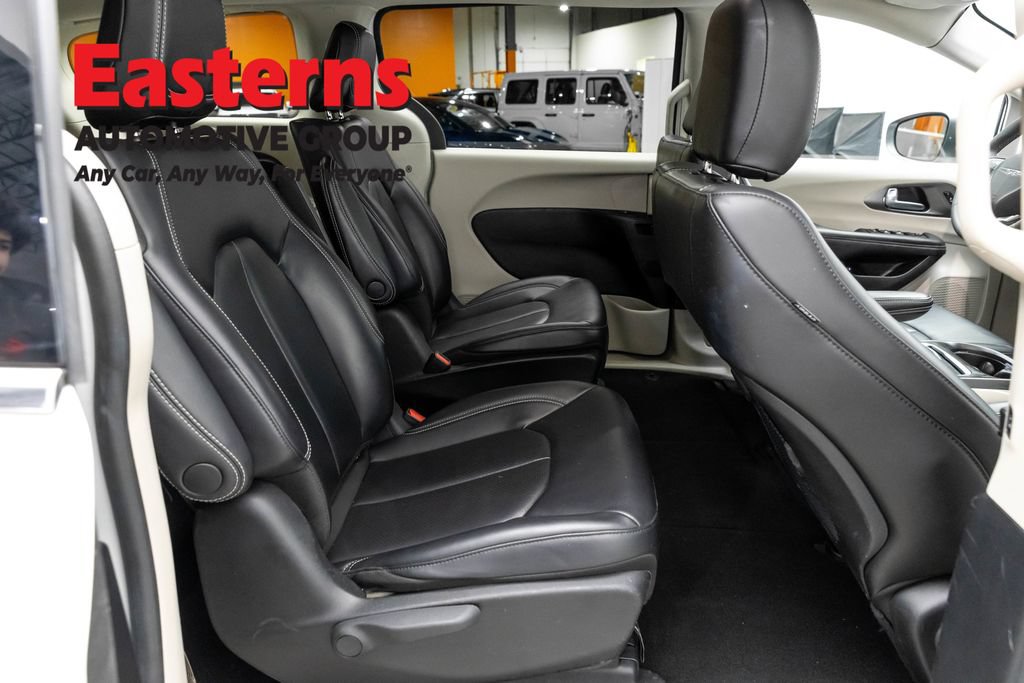 Used 2023 Chrysler Pacifica Touring-L FWD image 24