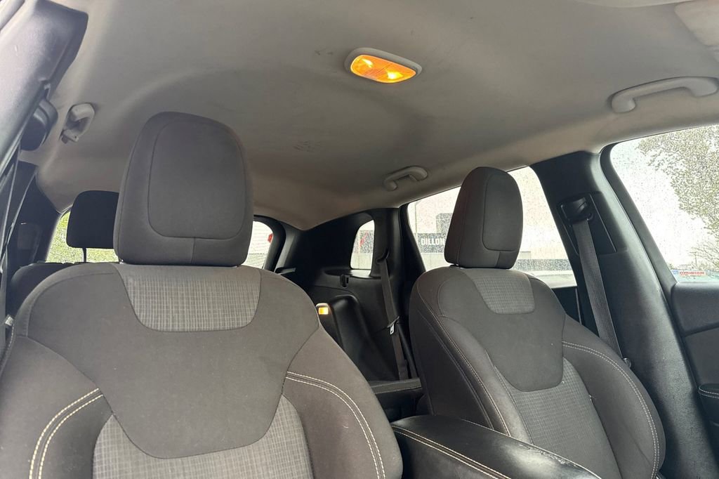 Used 2017 Jeep Cherokee Latitude FWD image 17