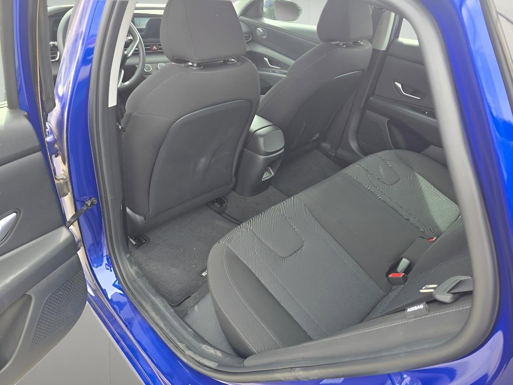 Used 2025 Hyundai Elantra SE w/ Cargo Package image 9