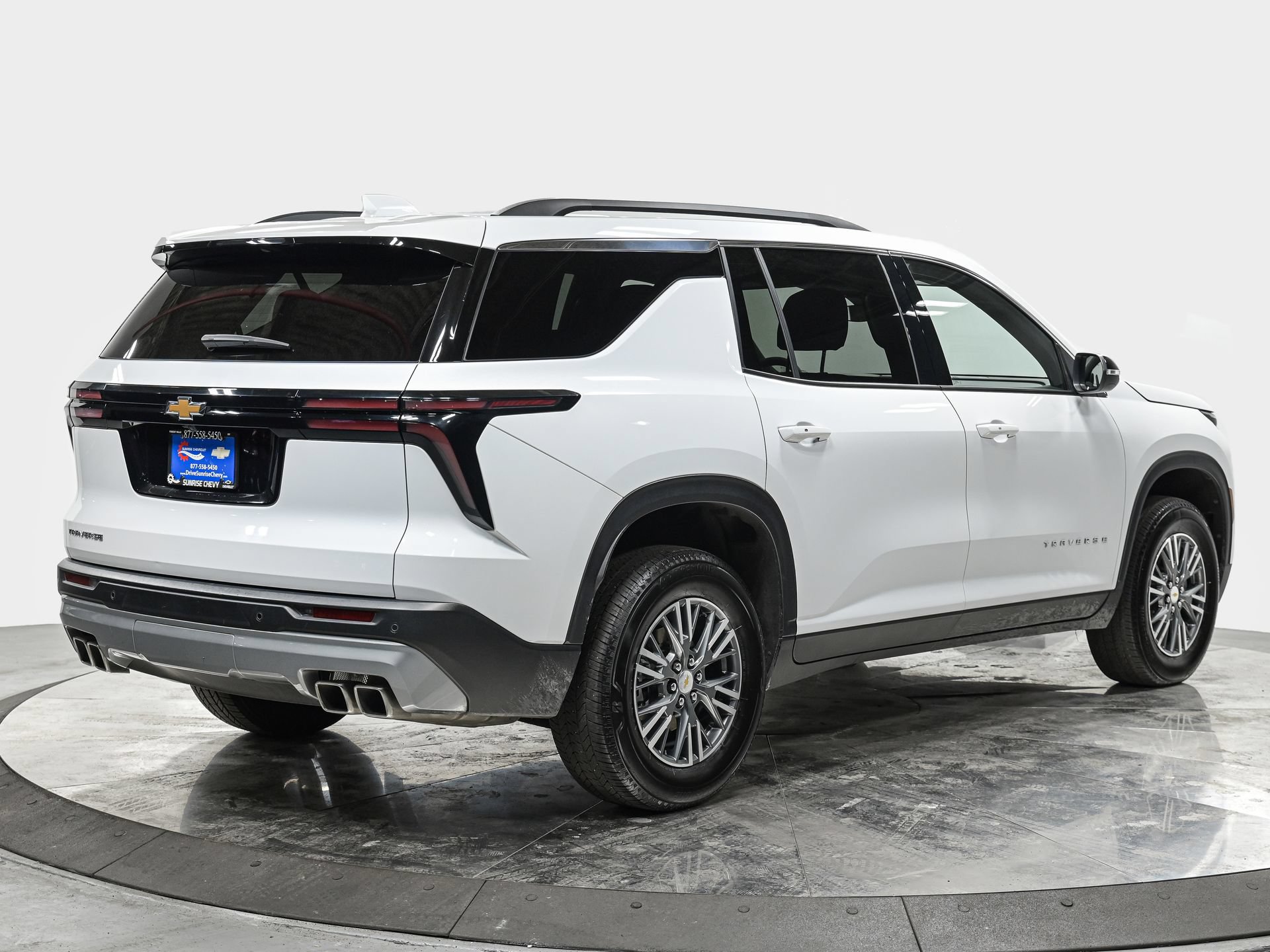 Used 2025 Chevrolet Traverse LT FWD image 7