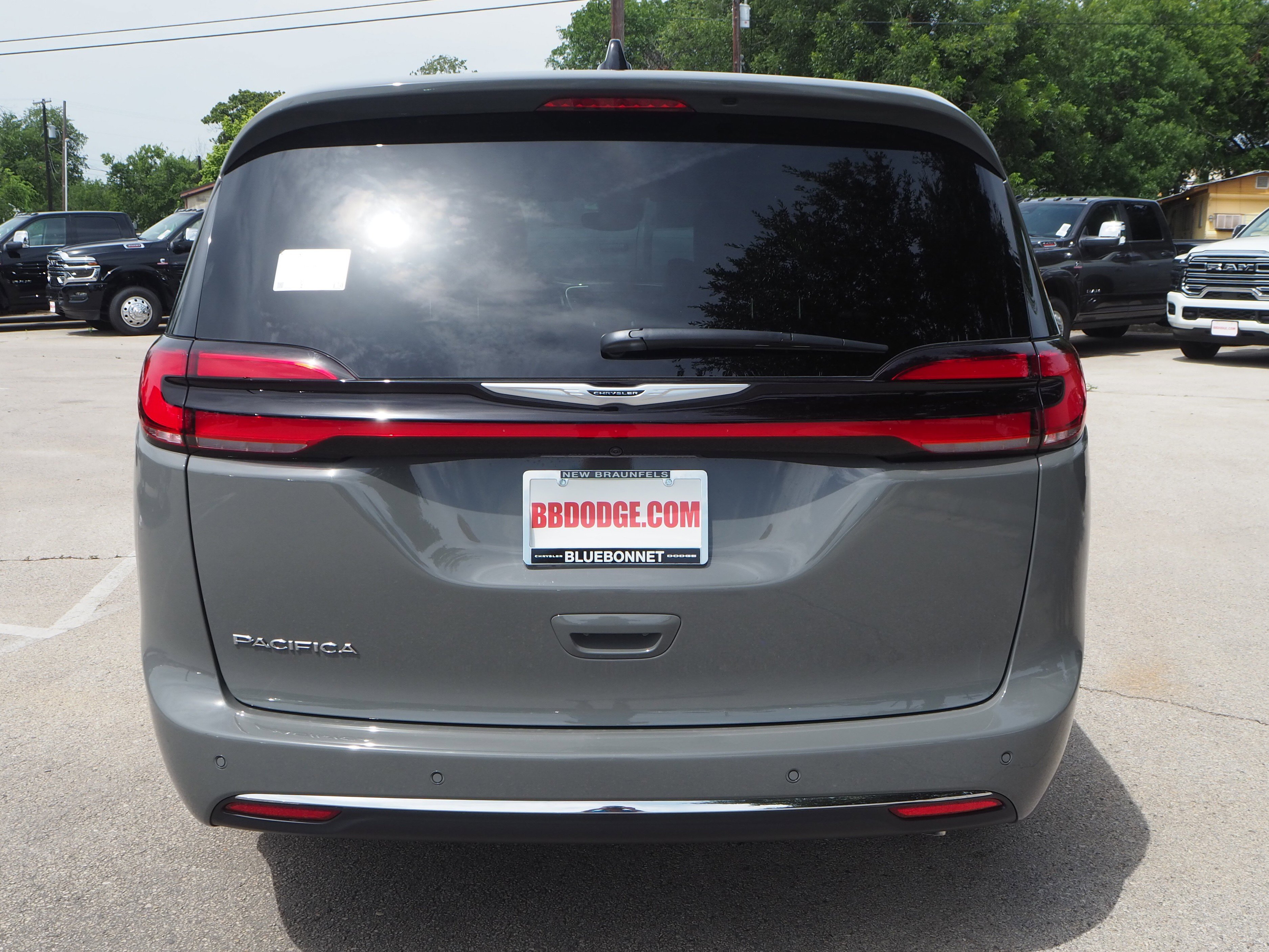 New 2025 Chrysler Pacifica Select w/ Uconnect Theater Family Group FWD image 7