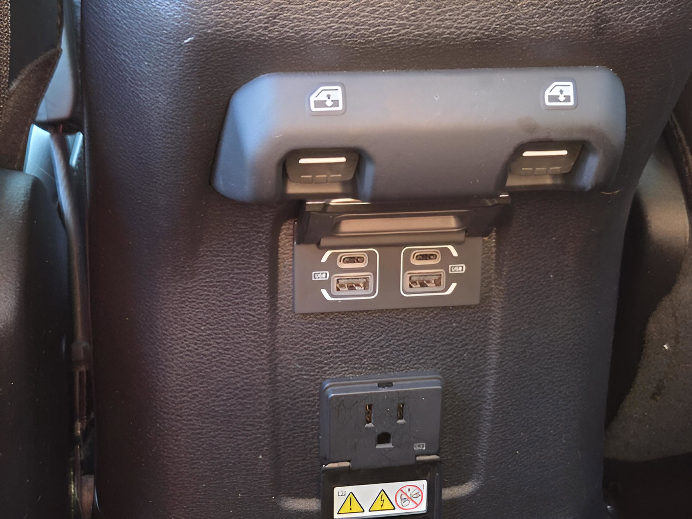 Used 2023 Jeep Wrangler Sahara w/ Cold Weather Group image 13