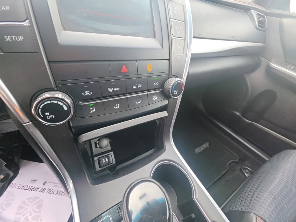 Used 2015 Toyota Camry SE w/ Moonroof Package FWD image 22