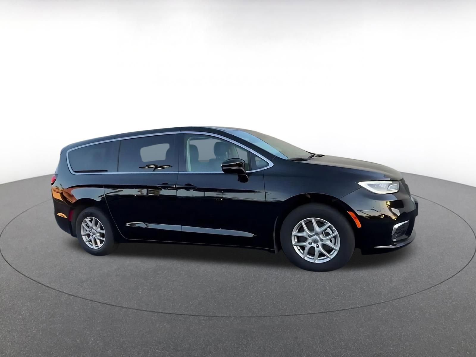 Used 2024 Chrysler Pacifica Touring-L video 2