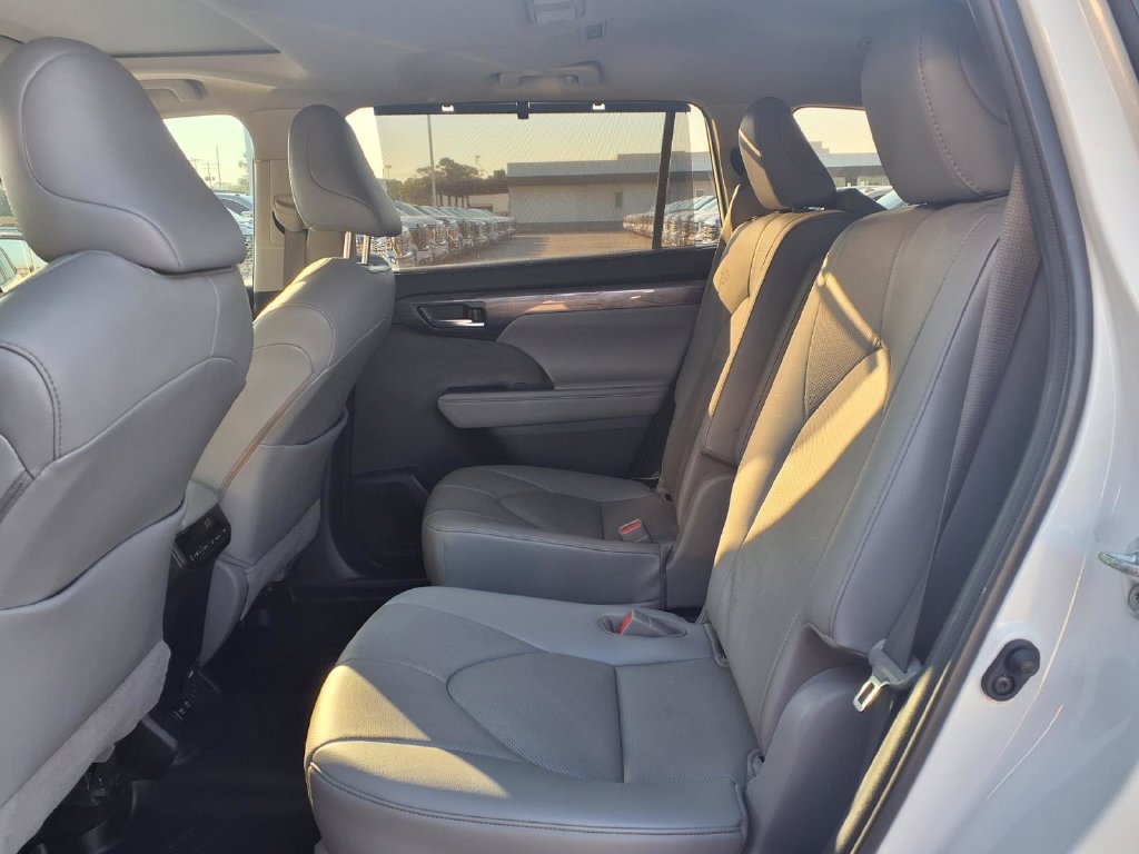 Used 2021 Toyota Highlander Limited FWD image 17