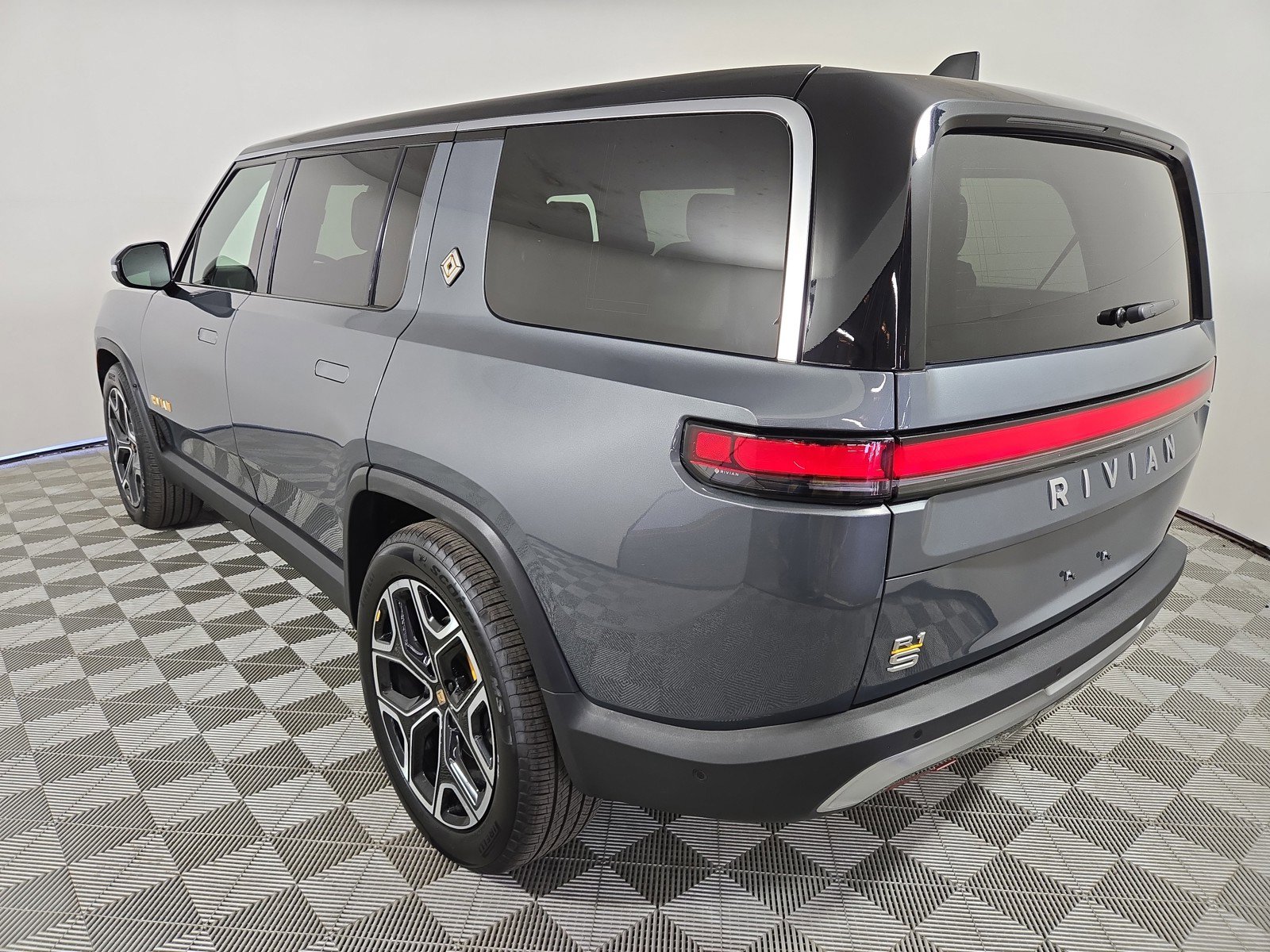 Used 2023 Rivian R1S Adventure AWD/4WD image 3