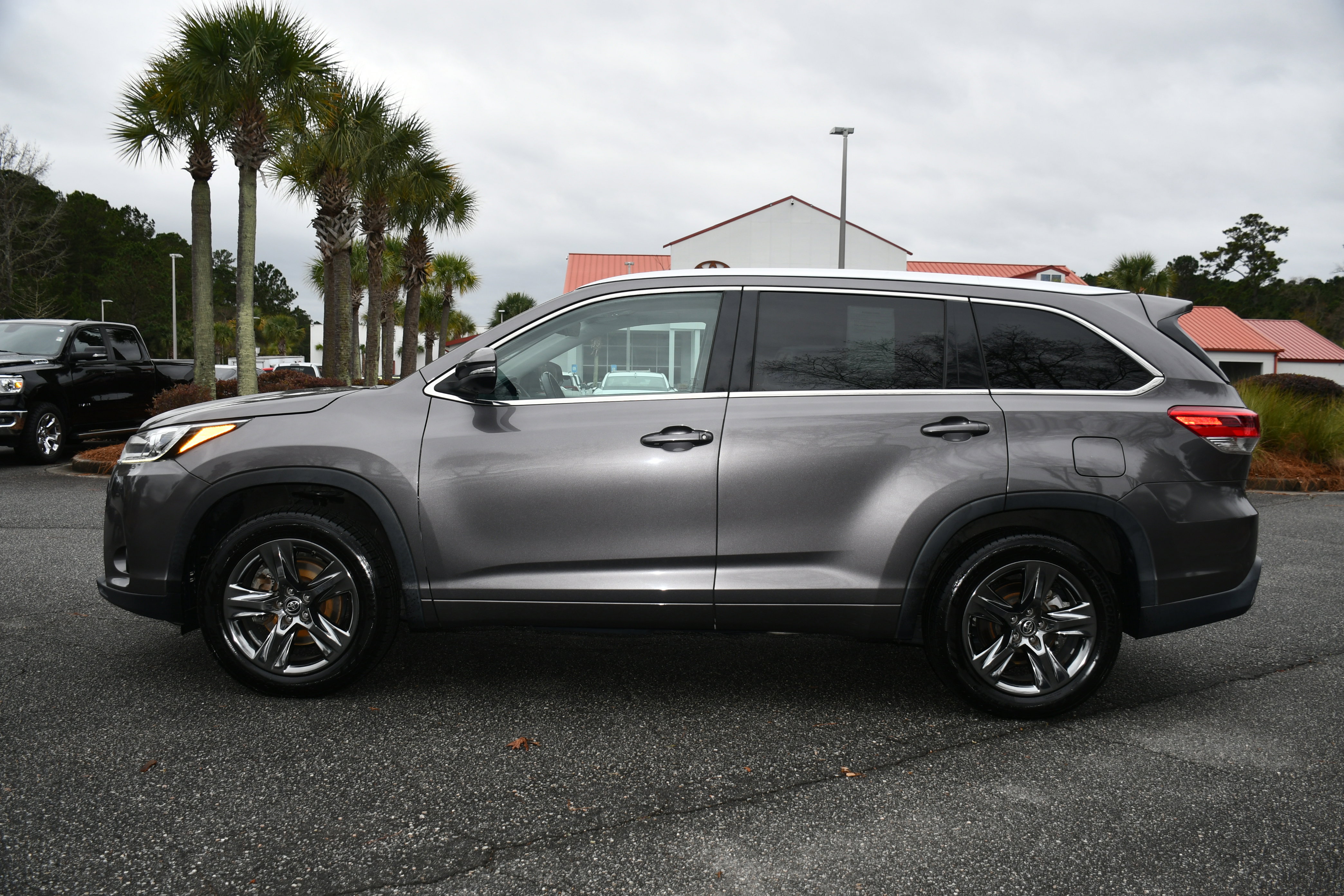 Used 2017 Toyota Highlander Limited Platinum image 2